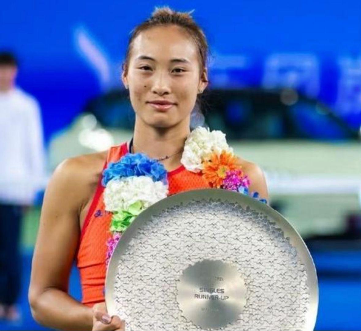 郑钦文被扣, 了肘部的手 郑钦文被扣, 了肘部的手